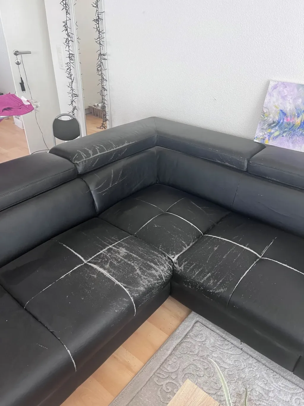 Werkstattarbeit Sofa neu beziehen | Unsere Aufnahme der Garnitur: Die weissen Stellen sind abgelöste Beschichtung, kein Schmutz, Esszimmerstühle und Ledergarnitur