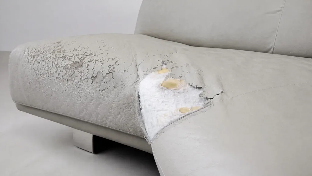 Die Rückseite mit dem alten Spannverschluss: Ledersofa, Möbelrestauration bei der Egora Polsterei Wetzikon