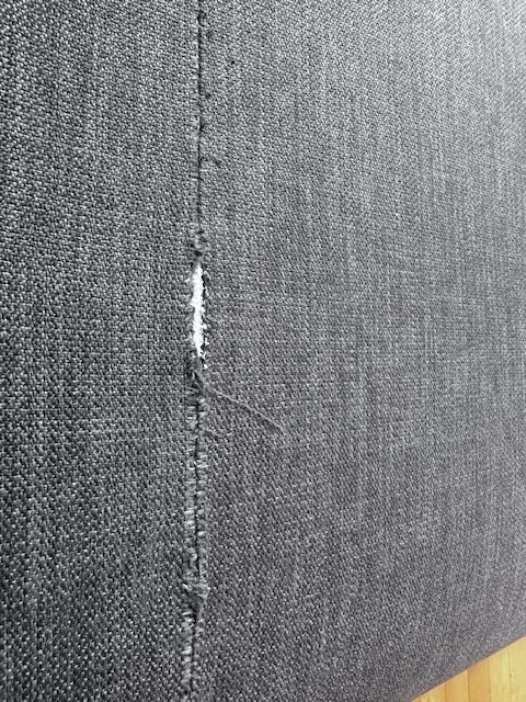 Das Polster zurück im Rahmen, die Füllung liegt wieder flach (Sitzpolster, Möbel reparieren bei der Egora Polsterei)