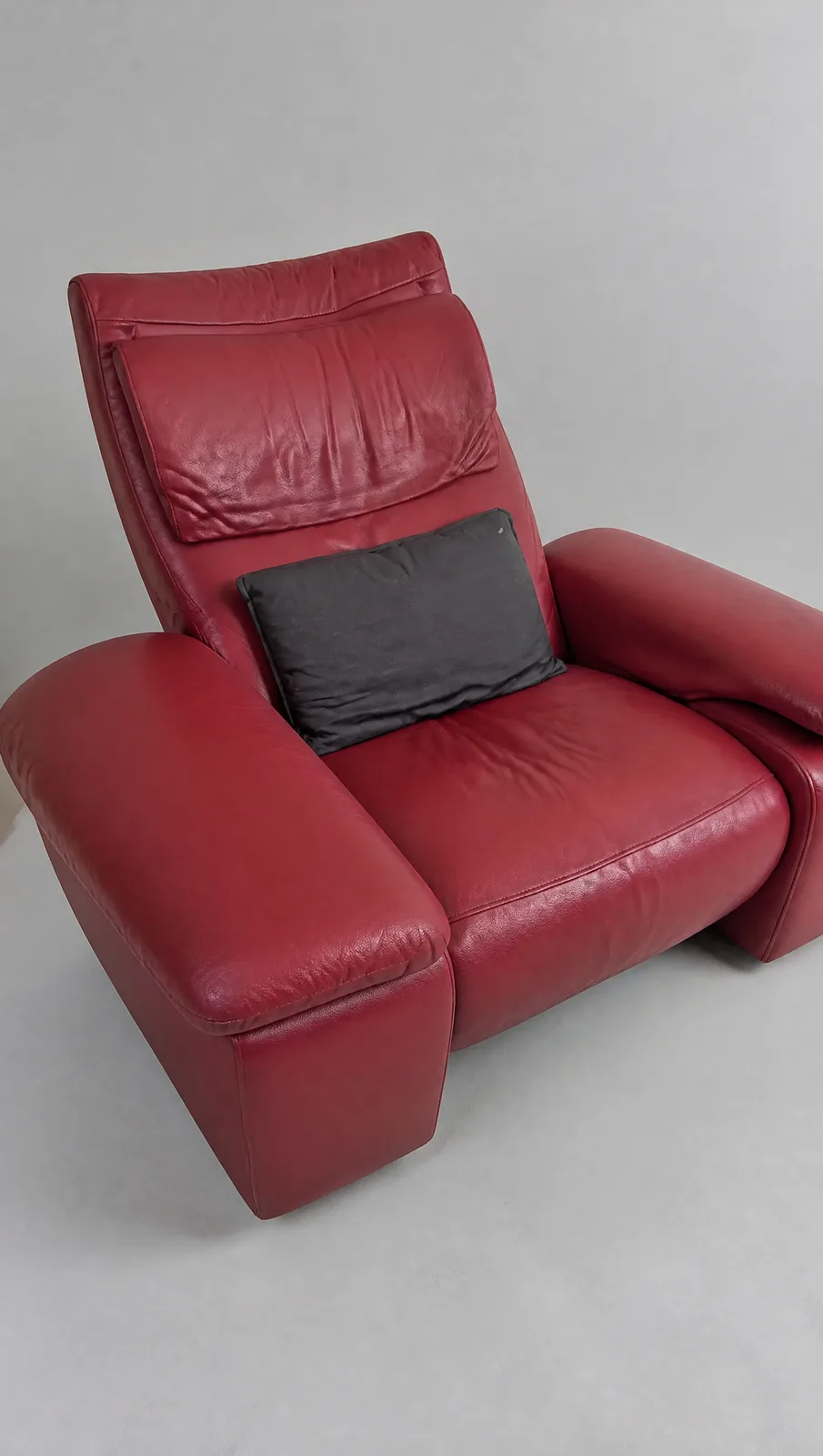 Der dunkelrote Himolla Trapez: Der Bezug ist schön gereift, doch die Sitzfläche hat ihre Spannung verloren | Himolla Relaxsofa, Sofa neu beziehen bei der Egora Polsterei Wetzikon