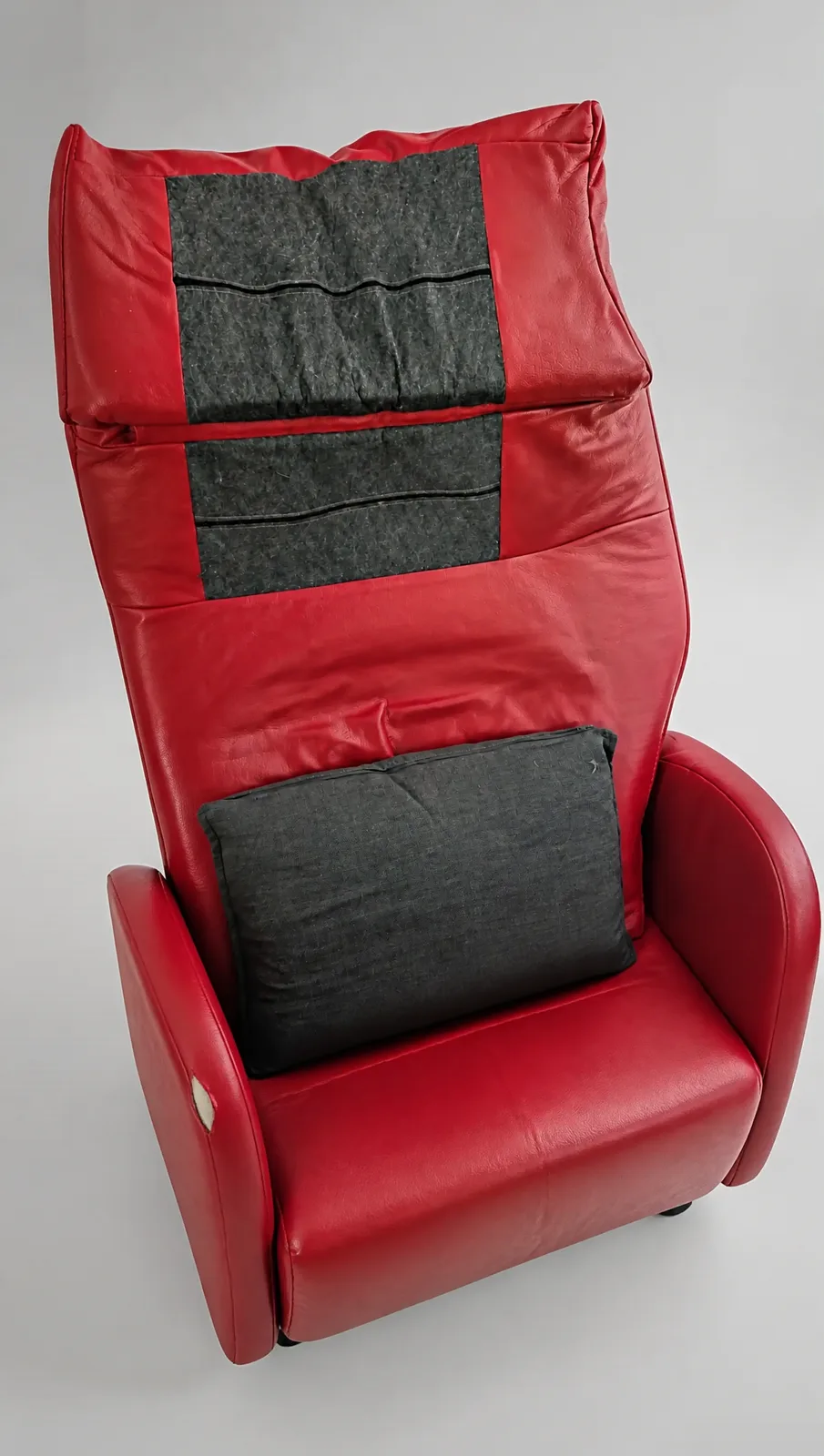 Himolla Relaxsofa Neubezug: Seitliche Ansicht mit ausgeklappter Trapezarmlehne und deutlich welligem Nackenpolster