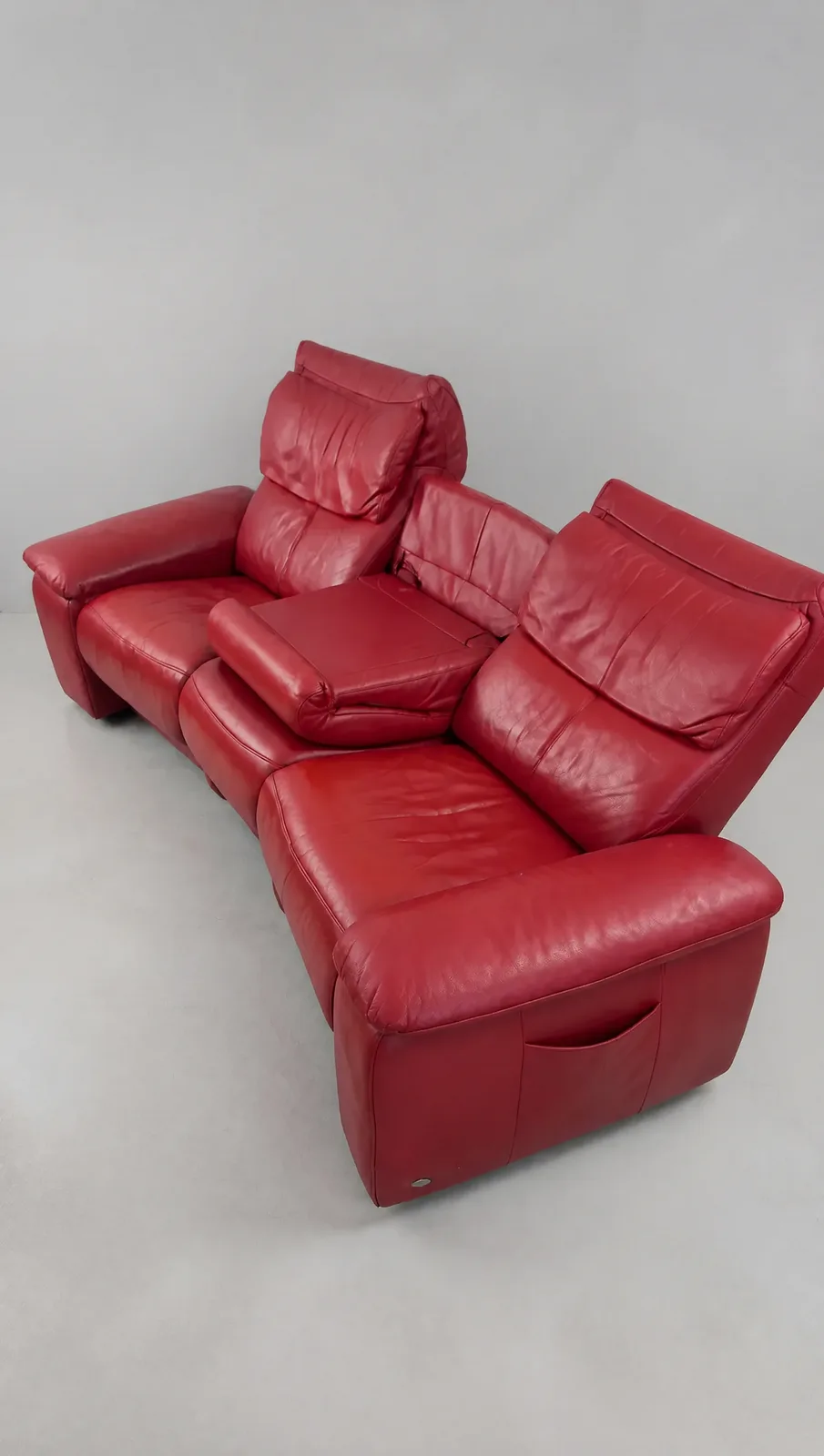 Detail des Abriebs an der Armlehne, das uns im Workshop zur Kontrolle aller Nähte bewog (Himolla Relaxsofa, Sofa neu beziehen im Zürcher Oberland)
