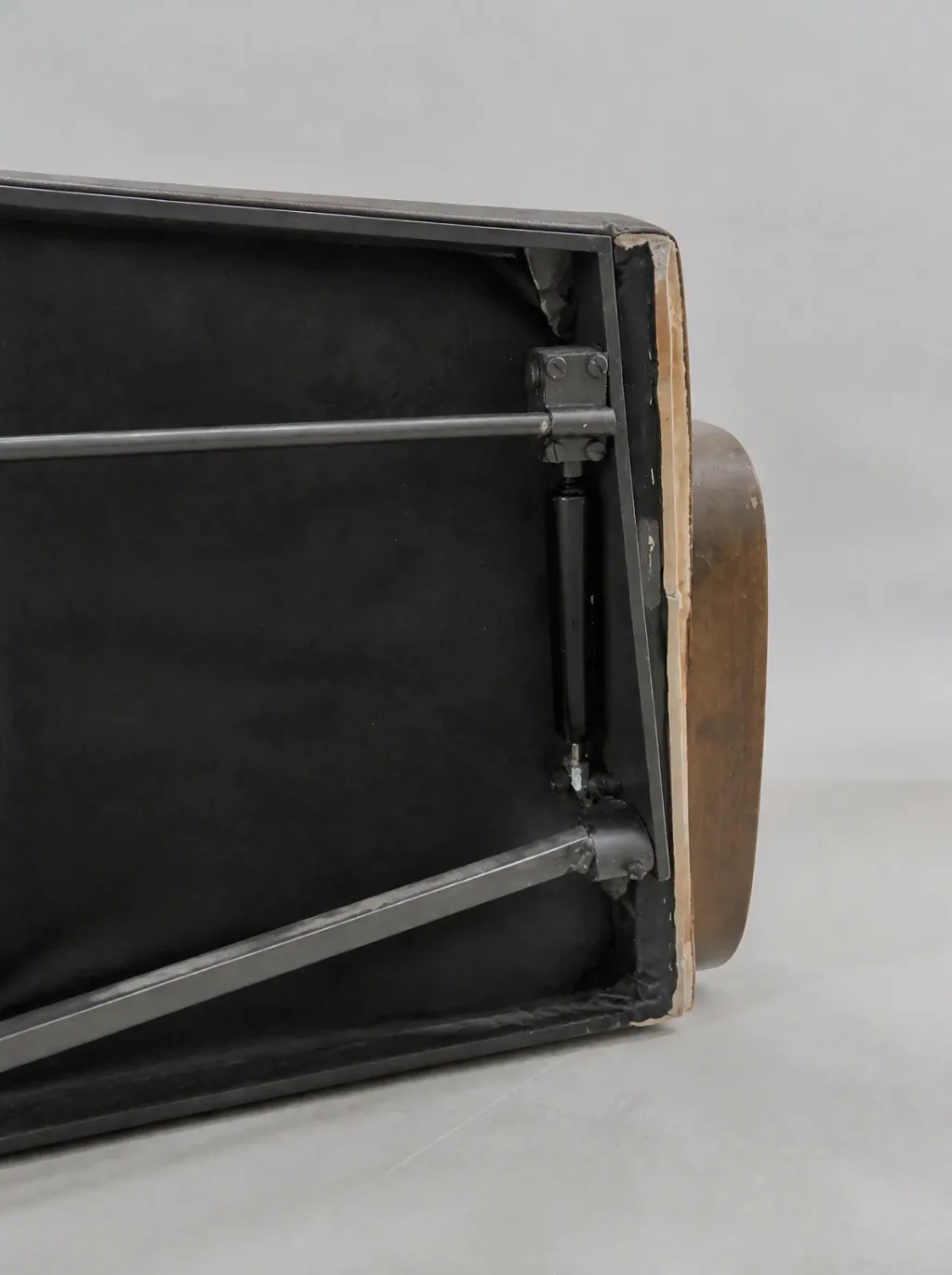 Ledersessel Ledersofa Reparatur: Sitzfläche mit feinen Rissen und ausgetrocknter Oberfläche