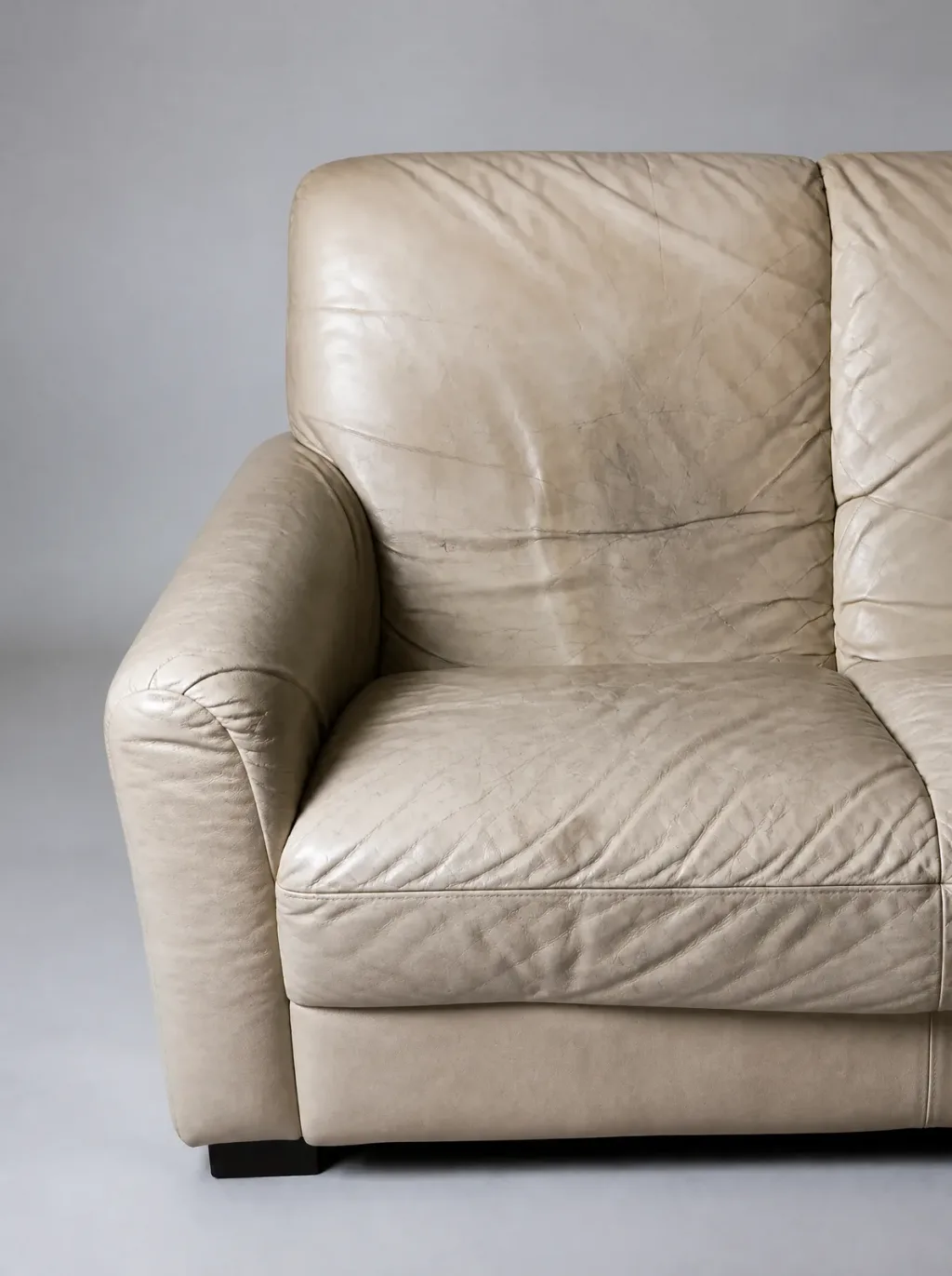 Kundenaufnahme: das DeSede-Sofa mit zusammengesessenen Kissen im Wohnraum (DeSede-Sofa, Polsterreparatur im Zürcher Oberland)