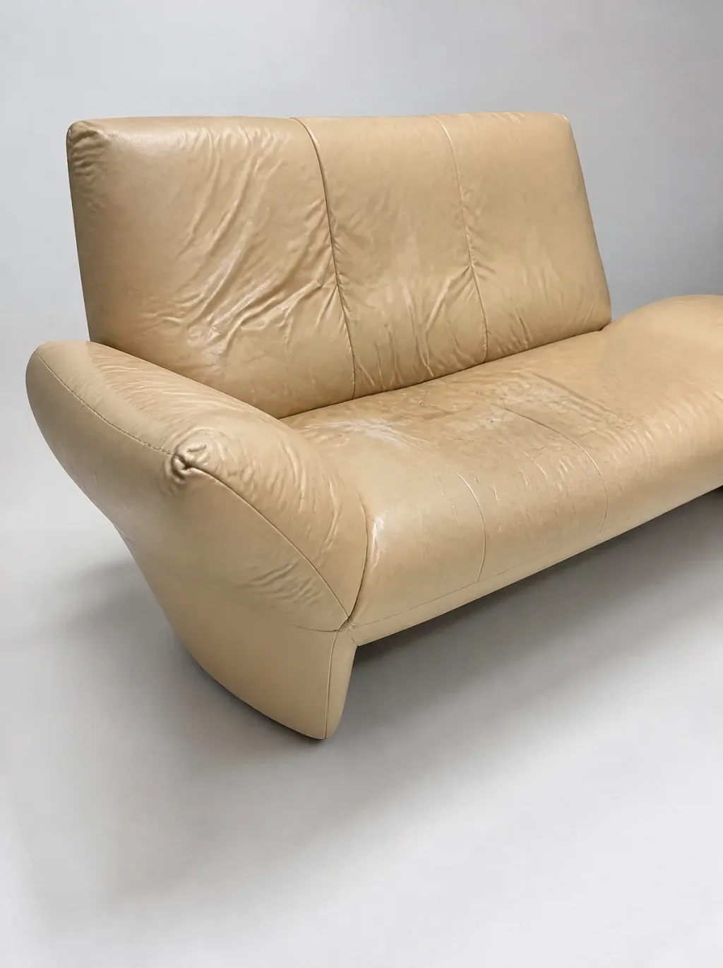 Möbel reparieren in Wetzikon | Detail: gerissener Keder und aufgewölbtes Polster an der Längsseite, DeSede-Sofa