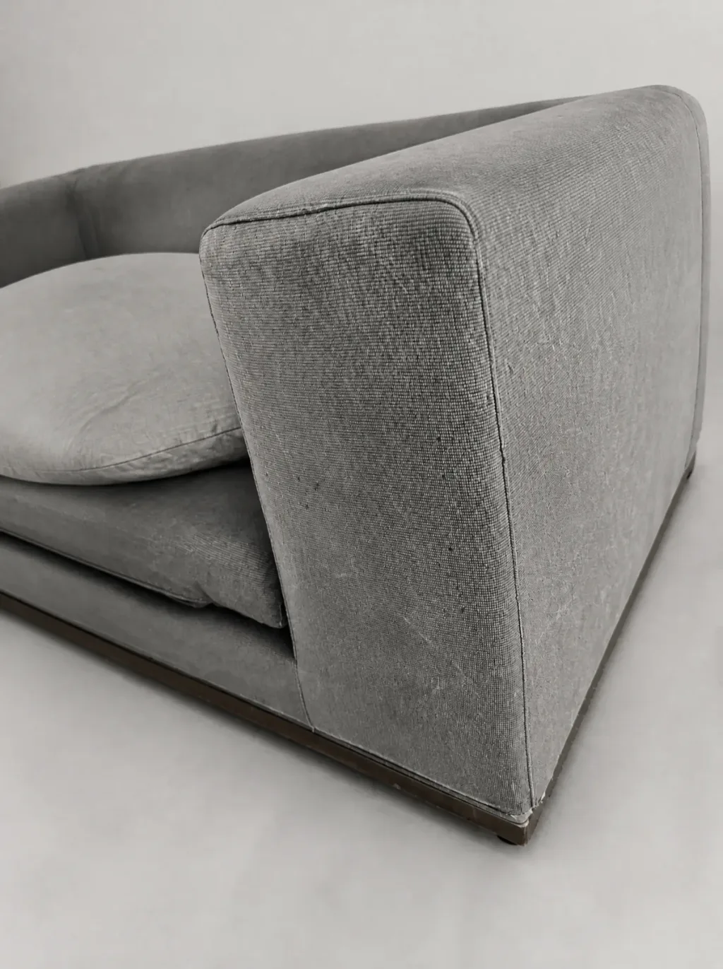 dieselbe Stelle aus geringer Distanz, bis in die Schaumstoffoberfläche (B&B-Italia-Sofa, Sofa neu beziehen im Zürcher Oberland)