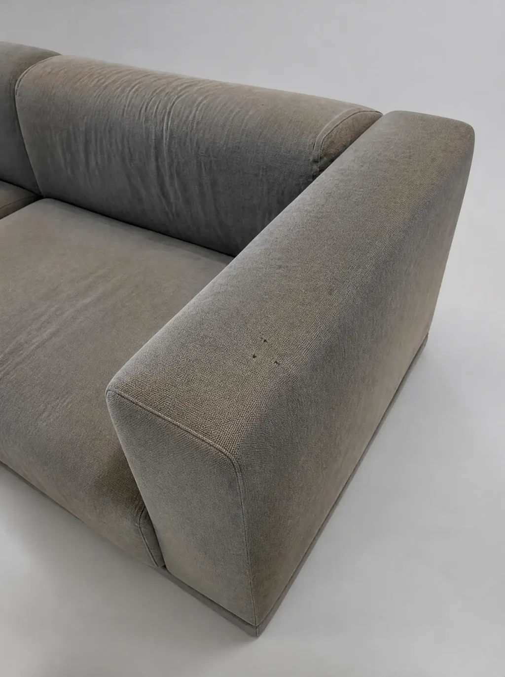 Rechtes Seitenpolster mit mehreren Kratzern: B&B-Italia-Sofa, Sofa neu beziehen bei der Egora Polsterei Wetzikon