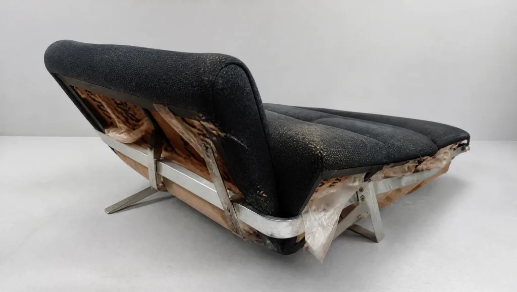 Polster restaurieren in Wetzikon: Das Daybed, der alte Bezug an der Sitzkante bereits wellig, Daybed Lotus