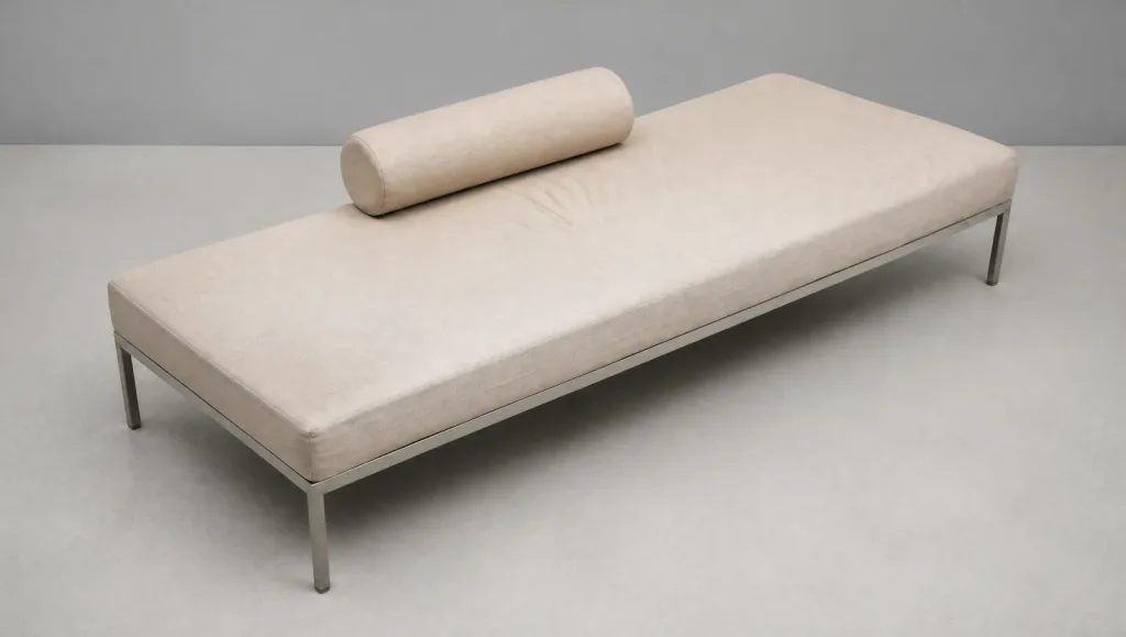 Ansicht der braunen Holzhandlehne und des Chromgestells: Daybed Lotus, Möbelrestauration bei der Egora Polsterei Wetzikon