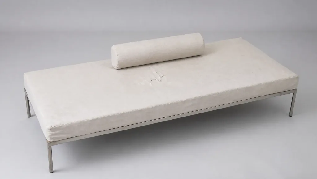 Daybed Lotus Polster restaurieren | Der Rücken: Der Schaum war zerfallen, die Nosagfedern ausgehängt