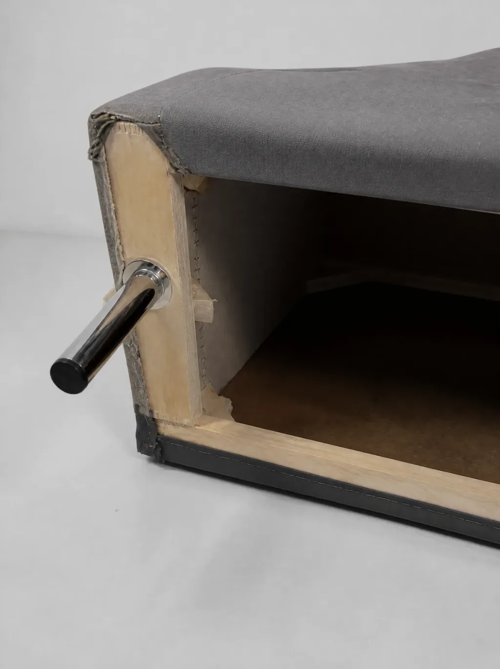 Seitenansicht mit Kopfstütze und Armlehne (Ledersofa, Polsterreparatur im Zürcher Oberland)