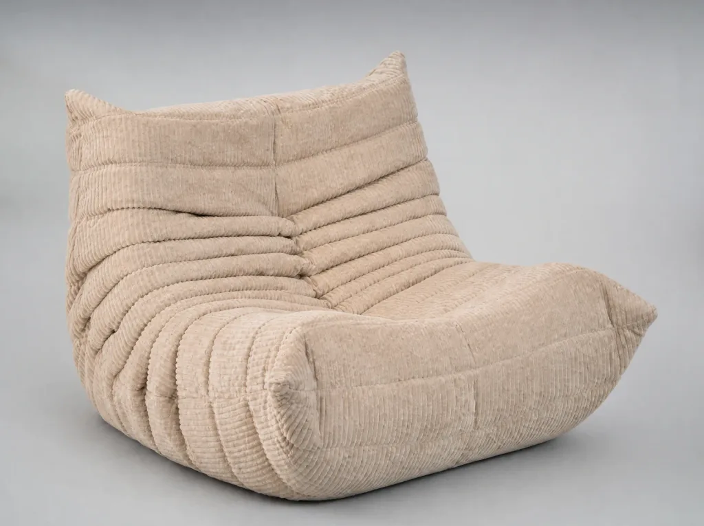 Togo Sofa in Cord Neubezug: Das einzelne Sesselelement in hellem Cord, die typischen Faltenwürfe noch sauber
