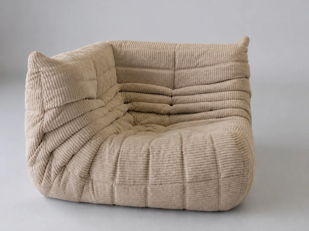 Das Eckelement, das die Richtung der Gruppe vorgibt (Togo Sofa in Cord, Sofa neu beziehen im Zürcher Oberland)