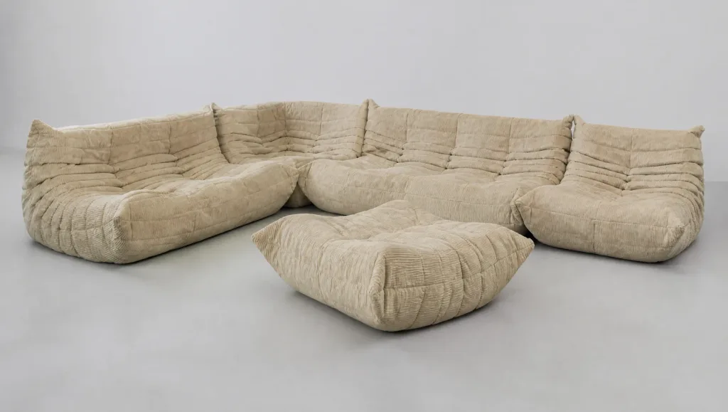 Neubezug in Wetzikon: Die komplette Sofa-Kombination, wie sie bei der Kundin im Raum steht, Togo Sofa in Cord