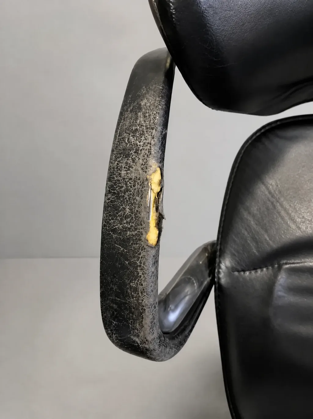 Giroflex-Bürostuhl Möbel reparieren | Kundenaufnahme: Armlehne mit durchgescheuertem Leder und freiliegendem Schaumstoff