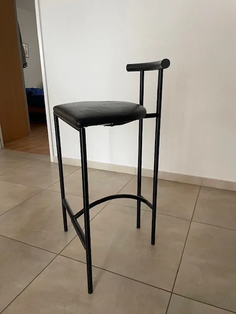 Der neue schwarze Bezug auf der Sitzfläche im Werk: Barhocker in der Werkstatt, Neubezug Wetzikon