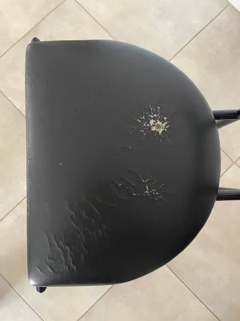 Die fertigen Hocker, bereit für die Rückgabe (Barhocker, Neubezug bei der Egora Polsterei)