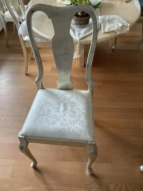 Aus der Polsterwerkstatt Egora: Der fertige Sitz mit wieder aufgesetztem Bezug (Esszimmerstühle, Polstermöbel nach Mass)