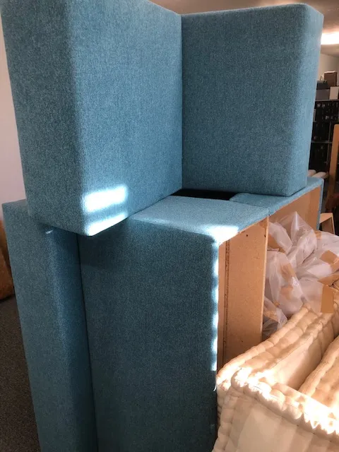 Aus der Polsterwerkstatt Egora: Fertiges Element in Türkis, mit weissem Zwischenvlies beim Aufbau (Polstergruppe, Sofa neu beziehen)