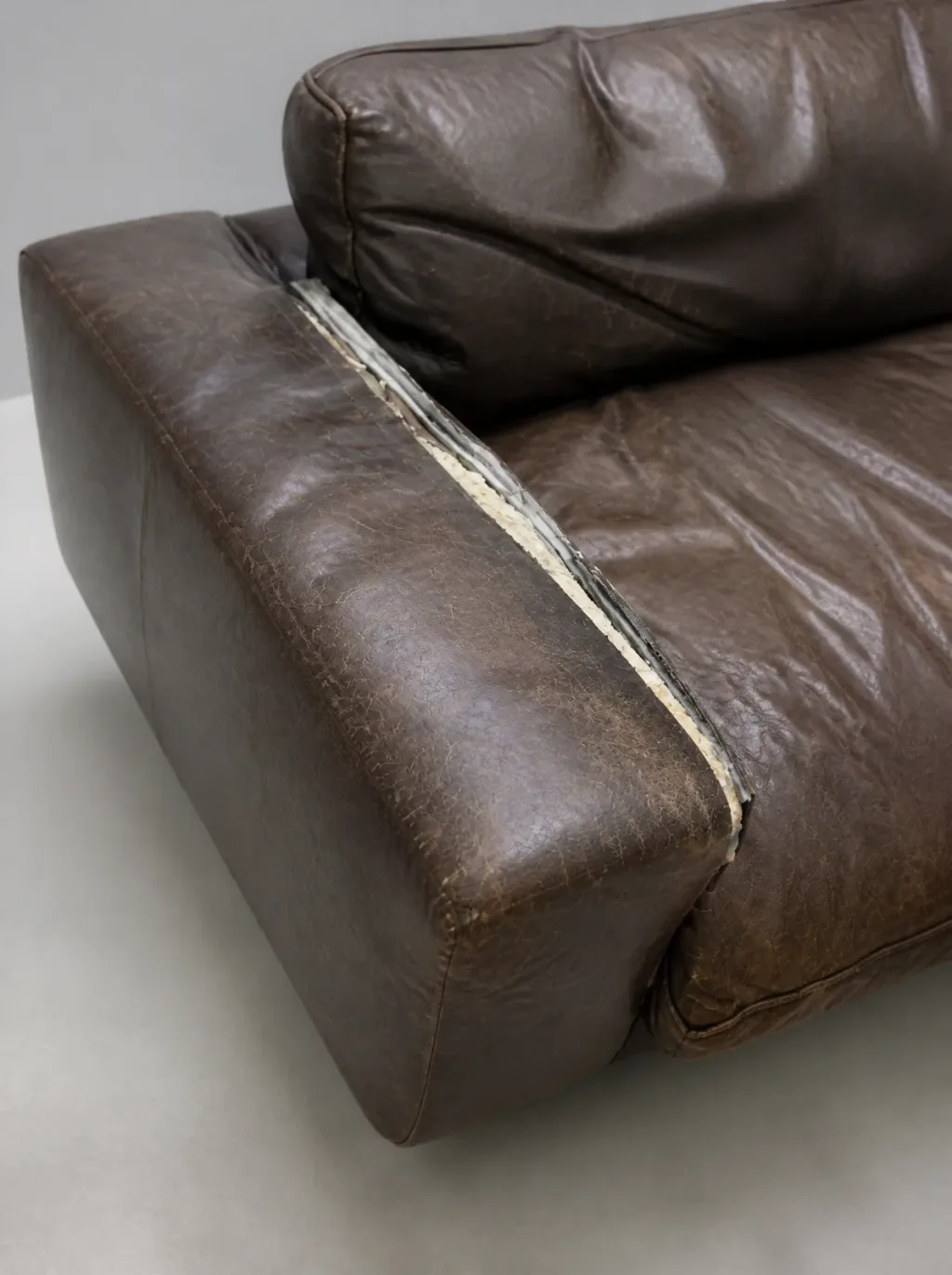 Detail des abgelösten Stoffes an der Unterseite: Ledersofa, Sofa neu beziehen bei der Egora Polsterei Wetzikon
