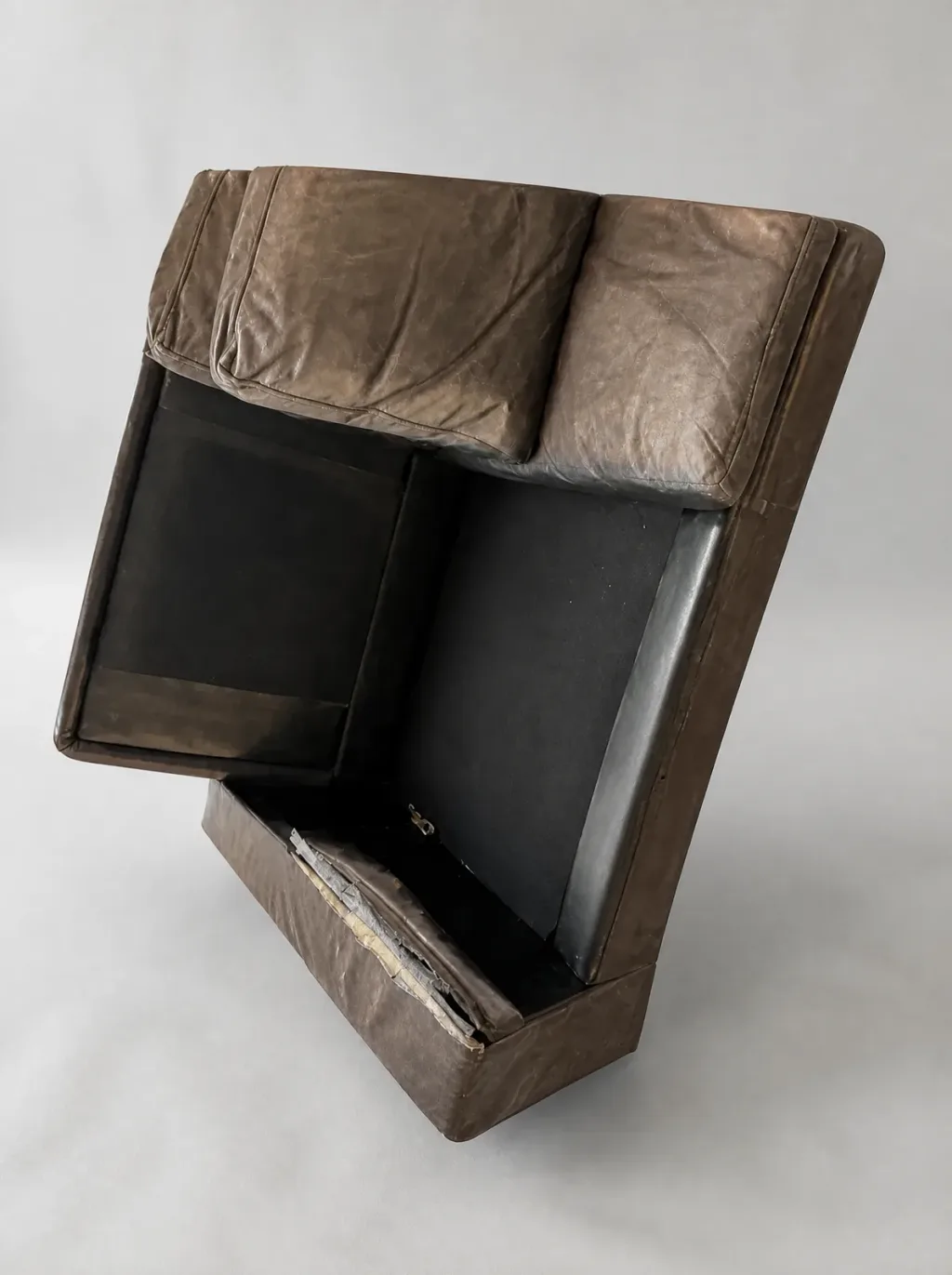Rahmen und Unterkonstruktion nach dem Abzug des Bezugs: Ledersofa, Sofa neu beziehen bei der Egora Polsterei Wetzikon