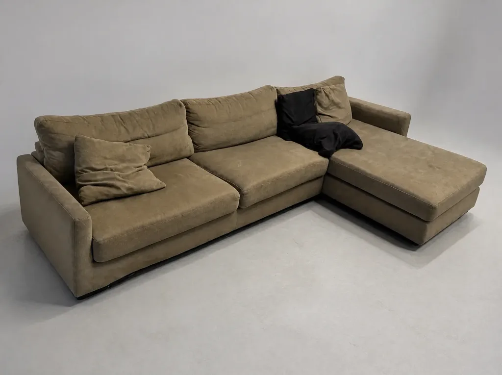 Neubezug in Wetzikon: Gesamtbild des graubraunen Ecksofas, Ecksofa