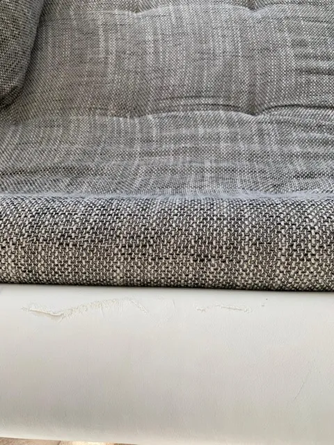 Schadstelle an der Aussenkante direkt unter dem Sitzkissen (Ecksofa mit Ledersockel, Neubezug bei der Egora Polsterei)