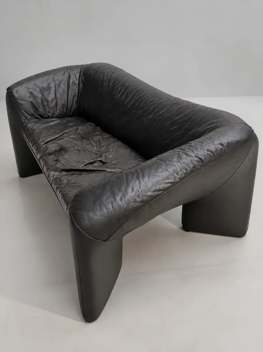 Detail der welligen Lederfläche mit gedehnten Nähten an der Vorderkante (Chaiselongue, Sofa neu beziehen im Zürcher Oberland)