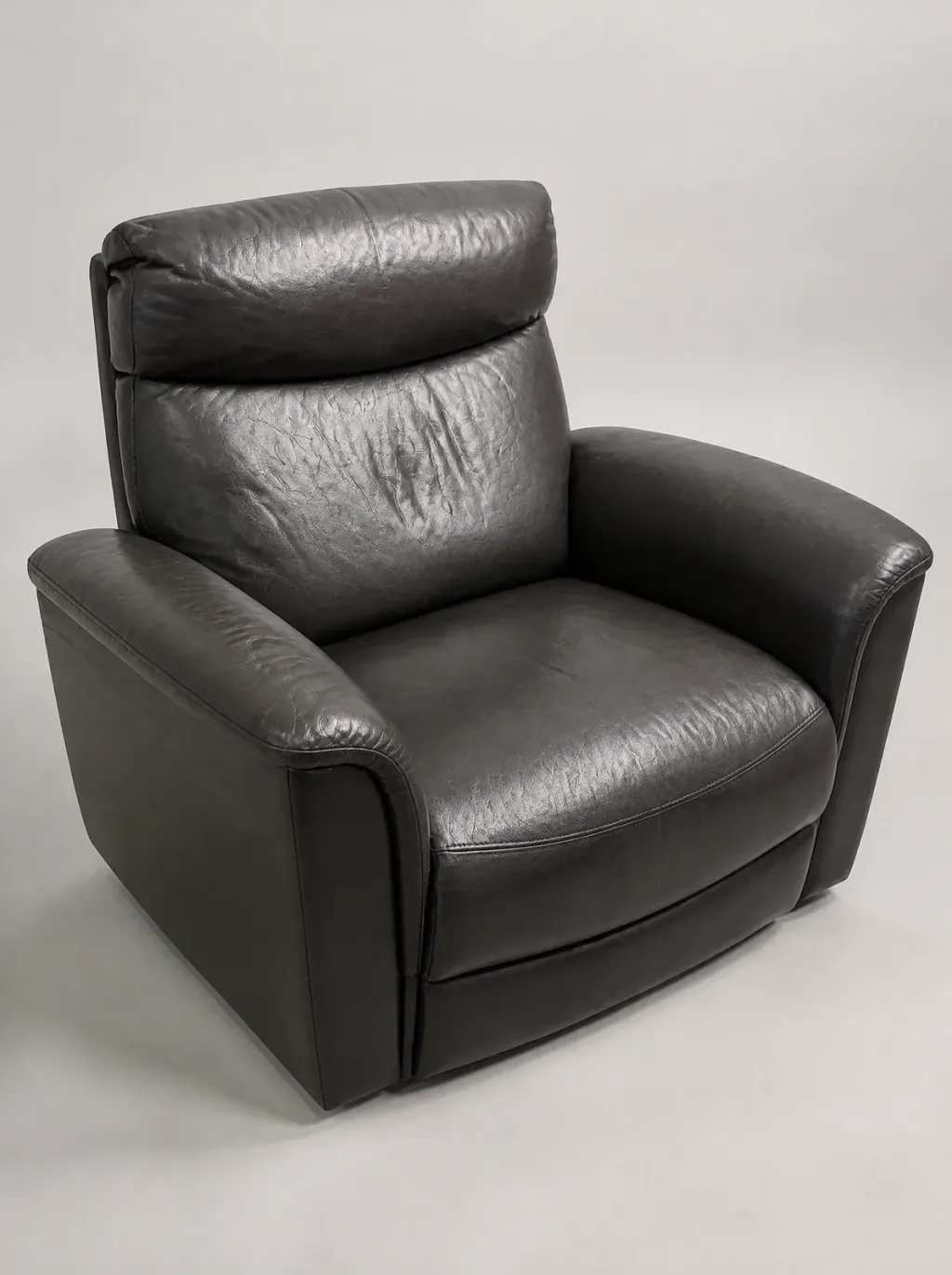 Blick von vorn auf die durchgelegene Sitzfläche: Chaiselongue, Sofa neu beziehen bei der Egora Polsterei Wetzikon