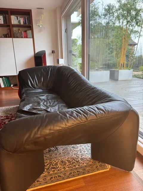 Werkstattarbeit Sofa neu beziehen | Nach dem Neubezug: Die Chaiselongue im Tageslicht, die Mitte wieder eben, Chaiselongue