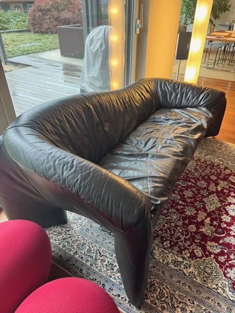 Schrägansicht von der Sitzseite her, mit sauber gearbeiteter Kante (Chaiselongue, Neubezug bei der Egora Polsterei)