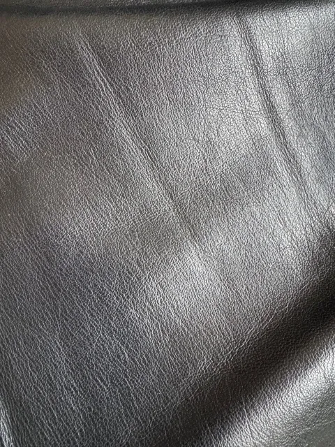 Aus der Polsterwerkstatt Egora: Nahaufnahme des neuen Anilinleders mit feiner Narbung (Chaiselongue, Sofa neu beziehen)