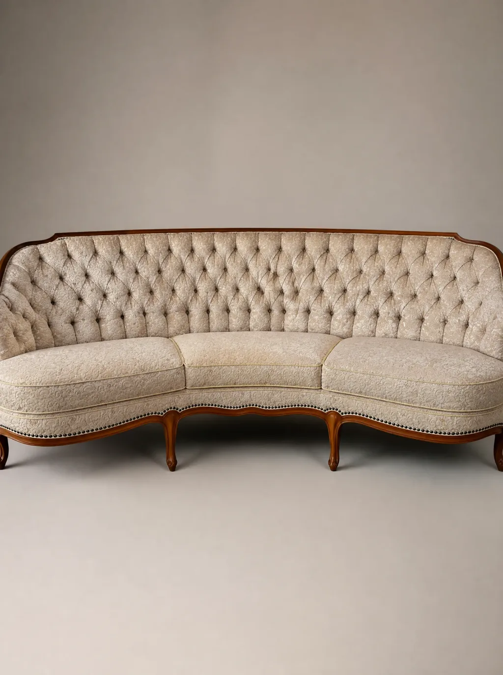 Nieren-Sofa in Damast Creme und Gold (Detailansicht): Möbelrestauration bei der Egora Polsterei in Wetzikon