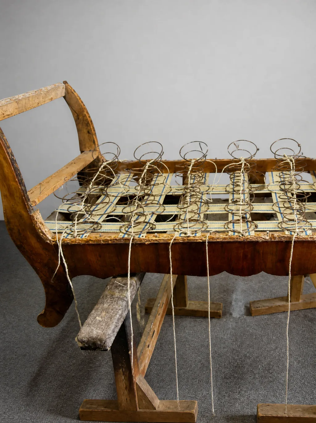 Daybed in Honigwabenmuster und Gold: Polsteratelier bei der Egora Polsterei in Wetzikon