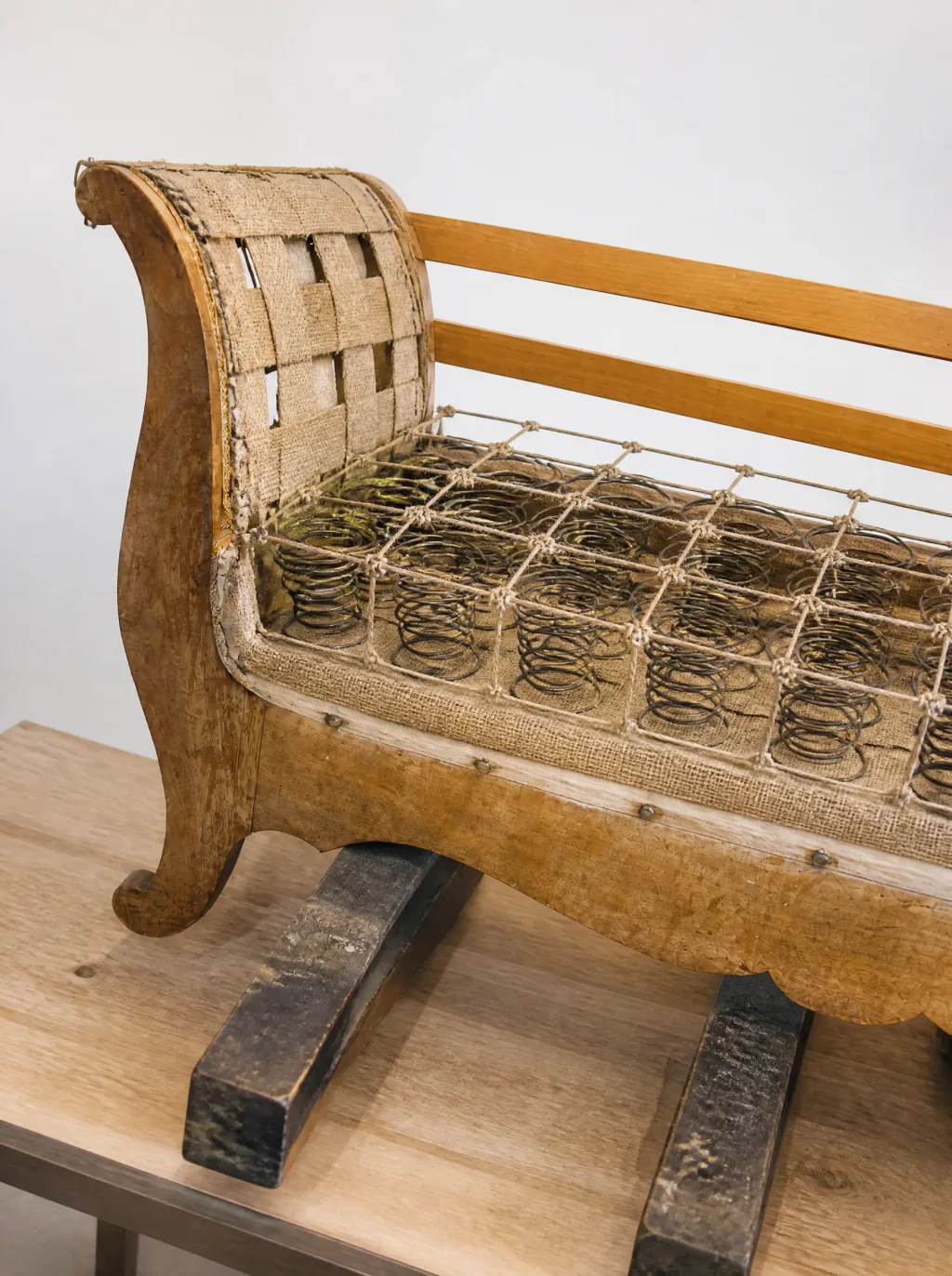 Daybed mit geschwungenen Holzseiten: Polsterarbeit in der Werkstatt der Egora Polsterei