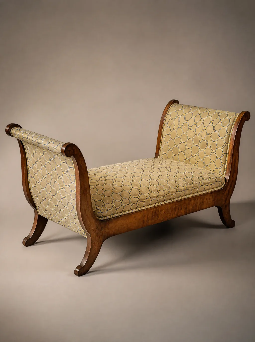 Daybed mit goldfarbenem Steppbezug: Polsteratelier bei der Egora Polsterei in Wetzikon