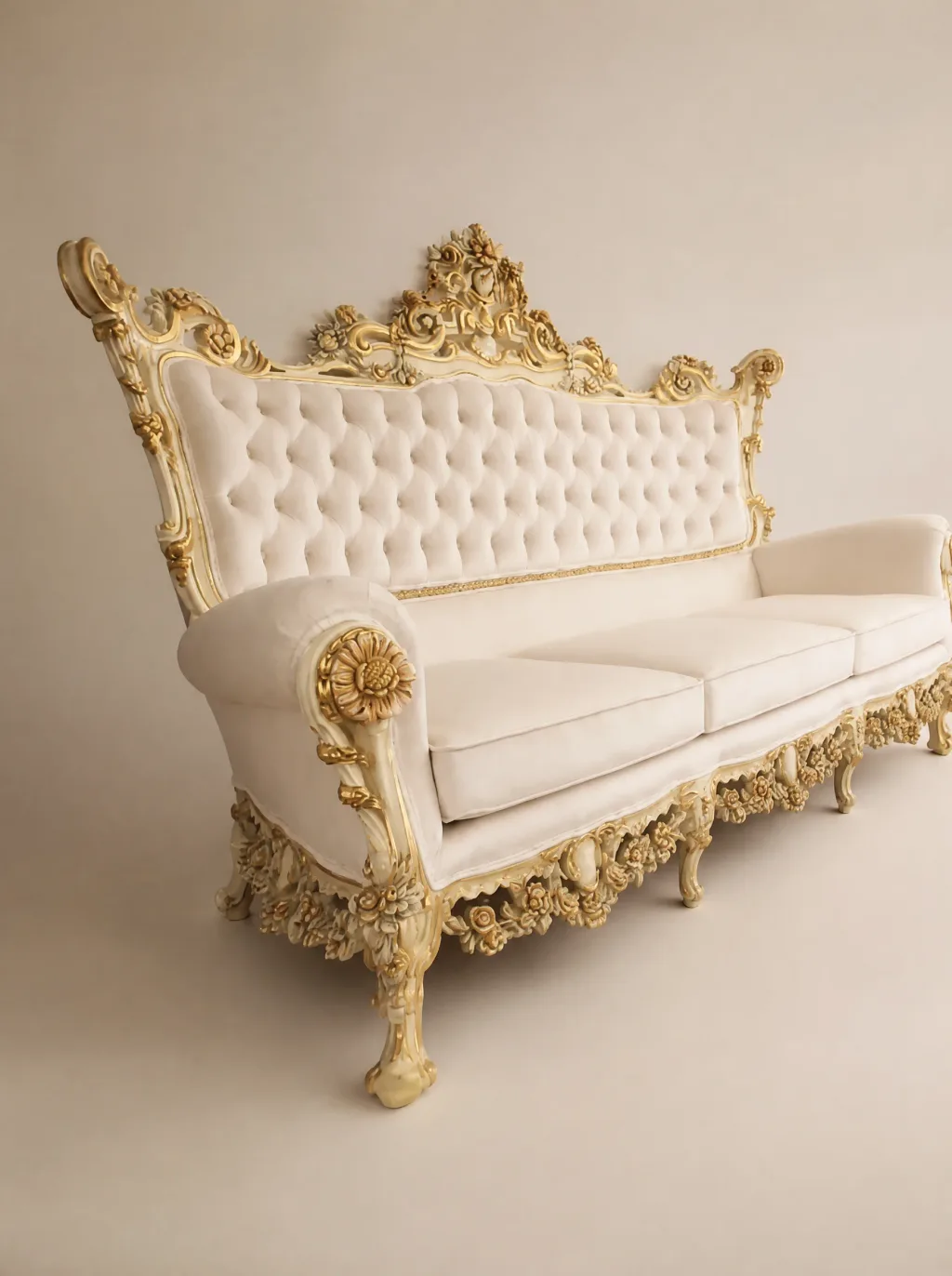 Barocksofa in Weiss und Gold: antike Möbel restaurieren bei der Egora Polsterei in Wetzikon