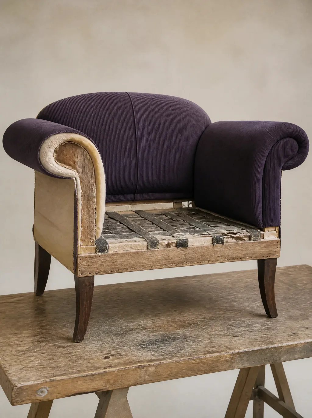 Moderne Sessel in Aubergine-Leder: Polsterarbeit in der Werkstatt der Egora Polsterei