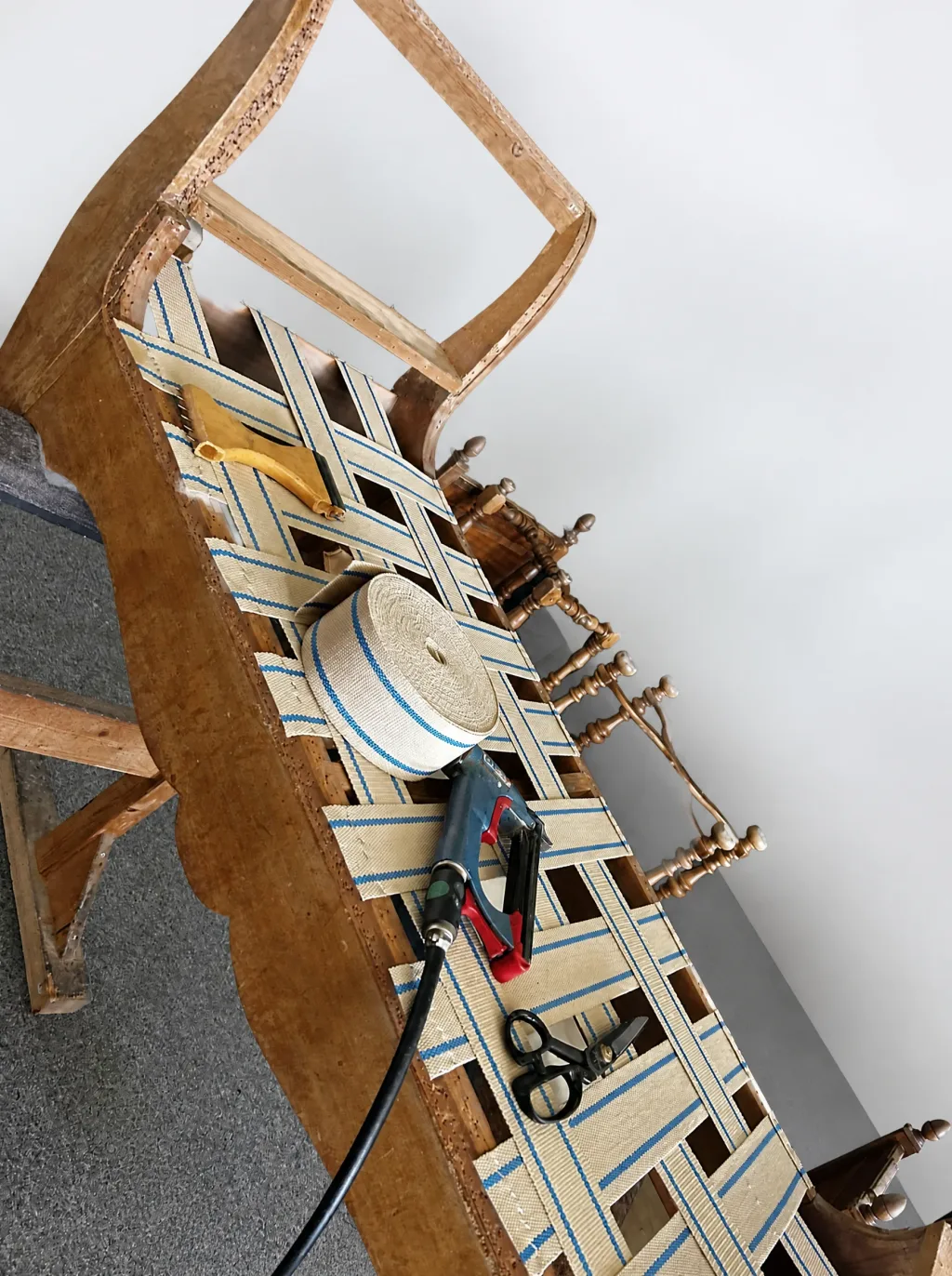 Stuhlgestell mit Gurtband-Gurtung im Detail: Polsterarbeit in der Werkstatt der Egora Polsterei (Detailansicht)