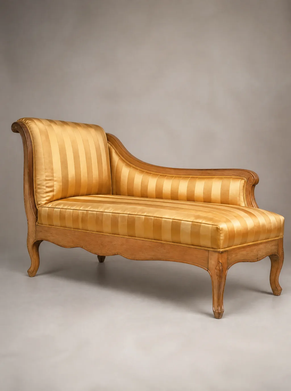 Chaiselongue in goldfarbenem Satin gestreift: antike Möbel restaurieren bei der Egora Polsterei in Wetzikon