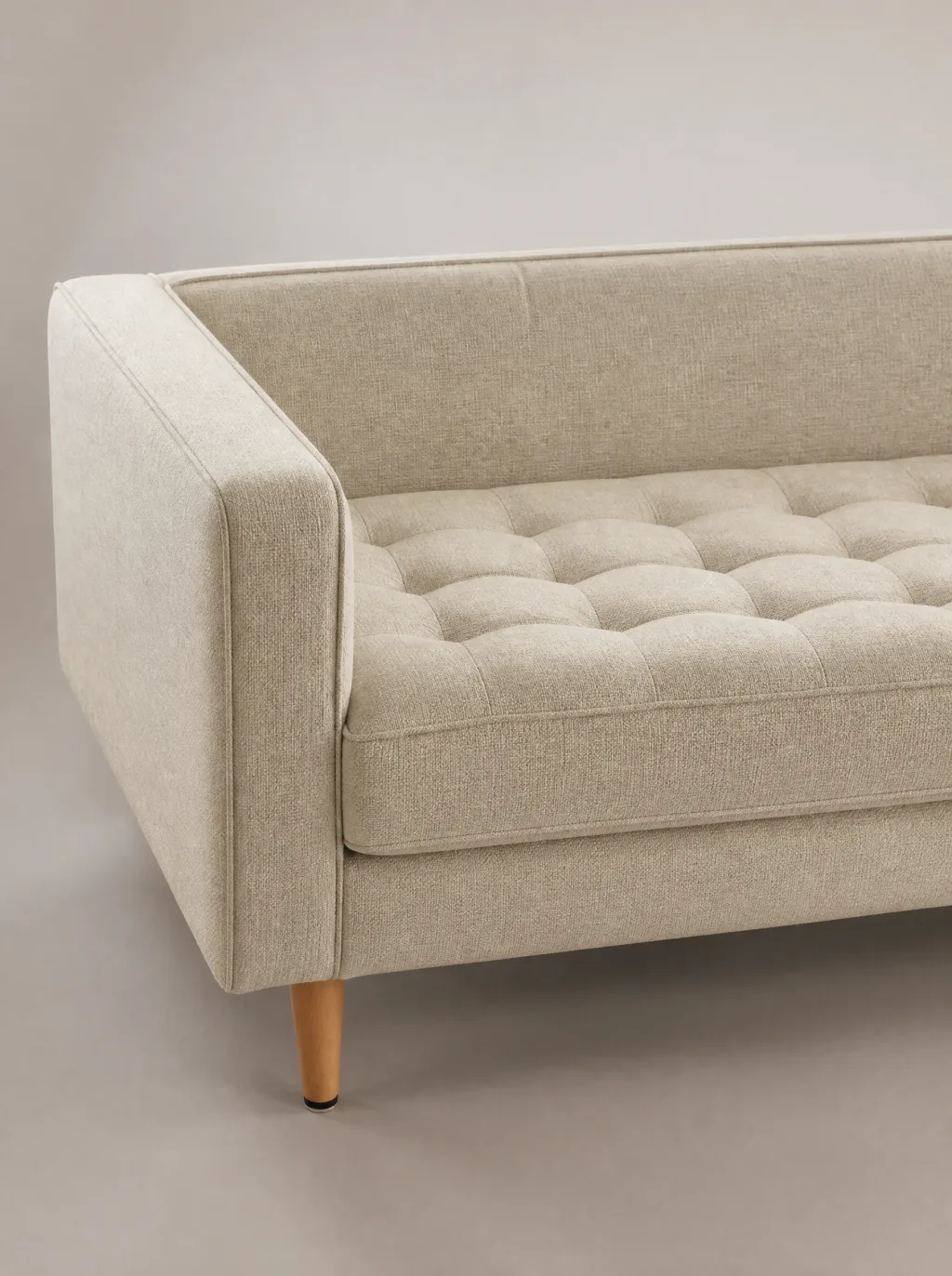 Modernes Sofa in beigem Strukturstoff mit Tuftung (Detailansicht): Polstergruppen beziehen bei der Egora Polsterei in Wetzikon