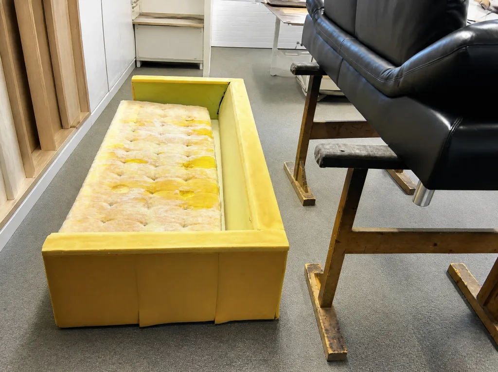 Sofa in Gelb mit neuer Schaumstoffpolsterung: Polsterarbeit in der Werkstatt der Egora Polsterei