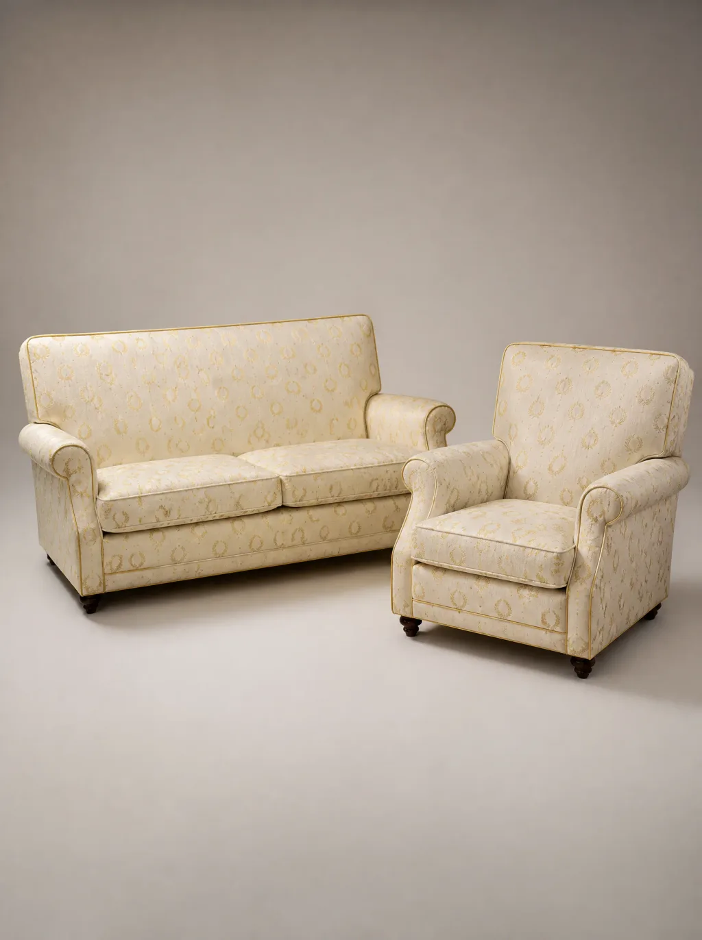 Sofa und Sessel in Damast Creme-Gold mit Wappen: Möbelrestauration bei der Egora Polsterei in Wetzikon