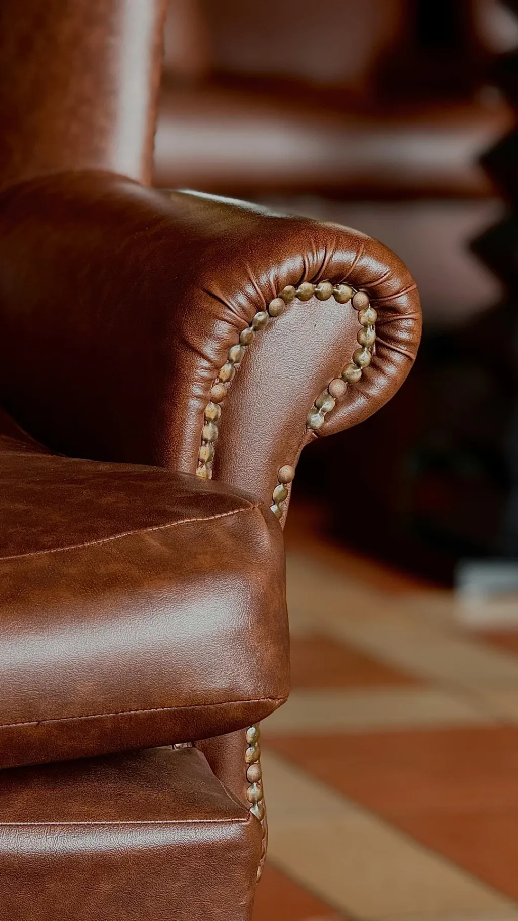Nahaufnahme Chesterfield Lederarmlehne mit Messingnieten – Egora Leder-Atelier & Reparatur