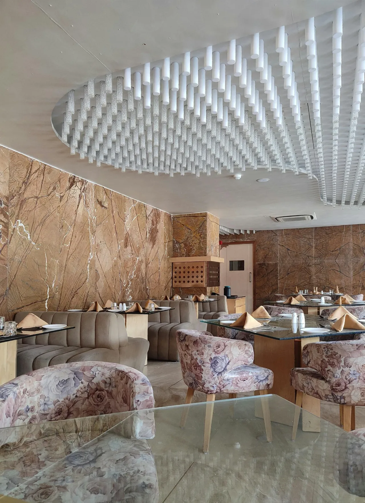 Luxuriöse Restaurant-Einrichtung mit massgefertigten Sitzbänken