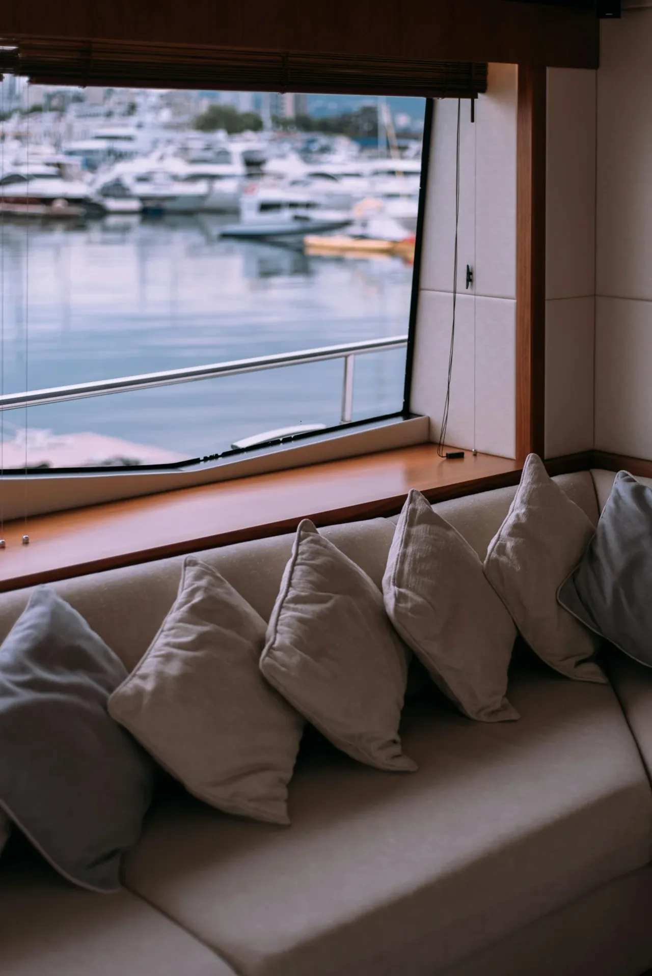 Exklusive Yachtmöbel – Couch mit Ausblick auf den Hafen und das Wasser – Egora Yachtpolsterei